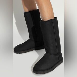 UGG Classic Tall II $220 Womens Black Suede Sheepskin Lined Boots Sz 8 EUC